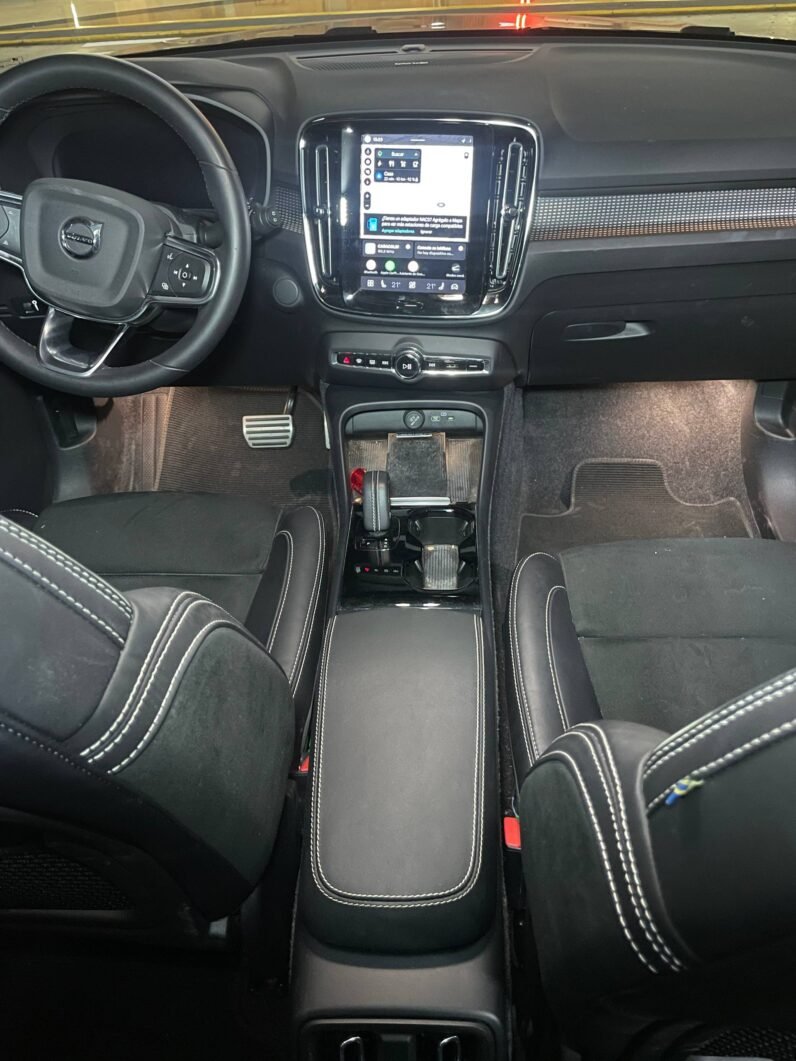 
								VOLVO XC40 PURE RECHARGE ELECTRICA AT full									