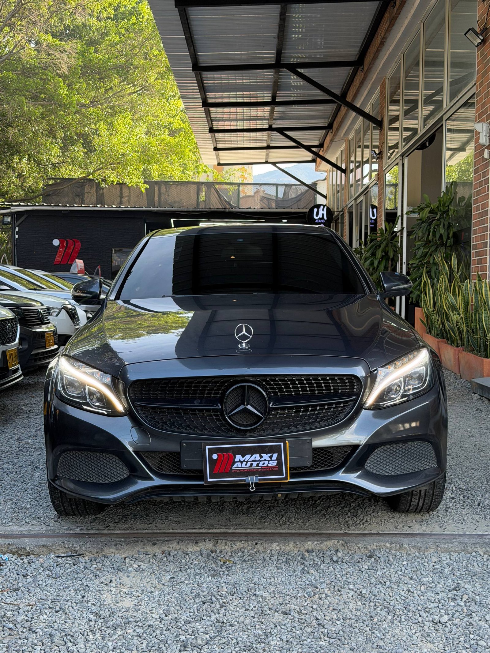 MERCEDES-BENZ  C 180 1.6L AT SEDAN