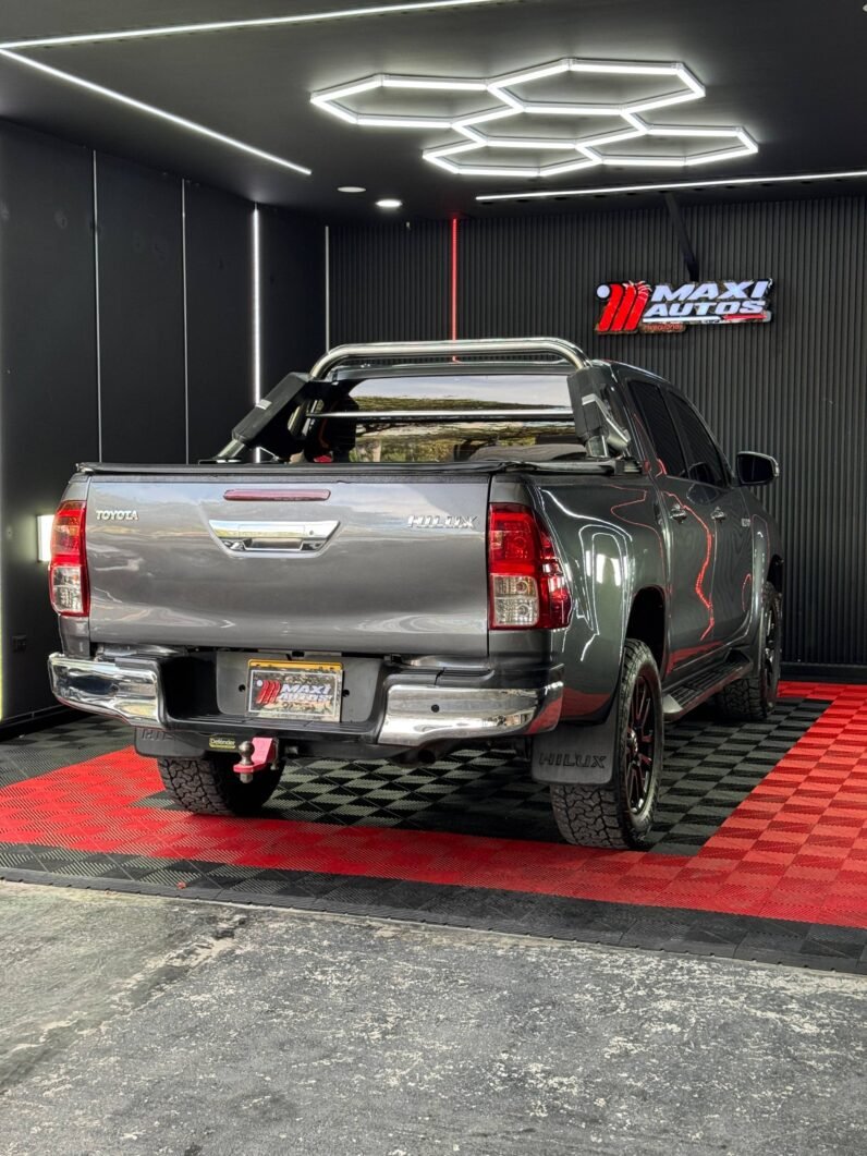 
								TOYOTA HILUX 2.8 DIESEL AT 4X4 full									
