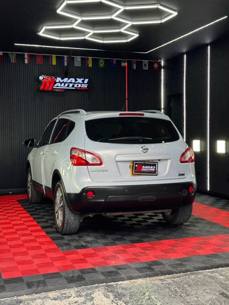 
								NISSAN QASHQAI AT 2.0 full									
