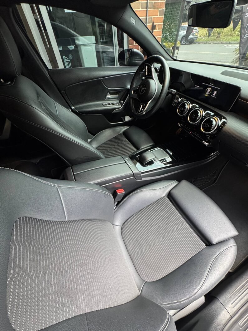 
								MERCEDES-BENZ A200 AT 1.3CC TURBO full									