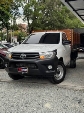 TOYOTA HILUX ESTACAS 2.4 MT 4X4 DIÉSEL