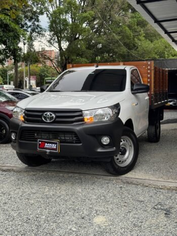 TOYOTA HILUX ESTACAS 2.4 MT 4X4 DIÉSEL