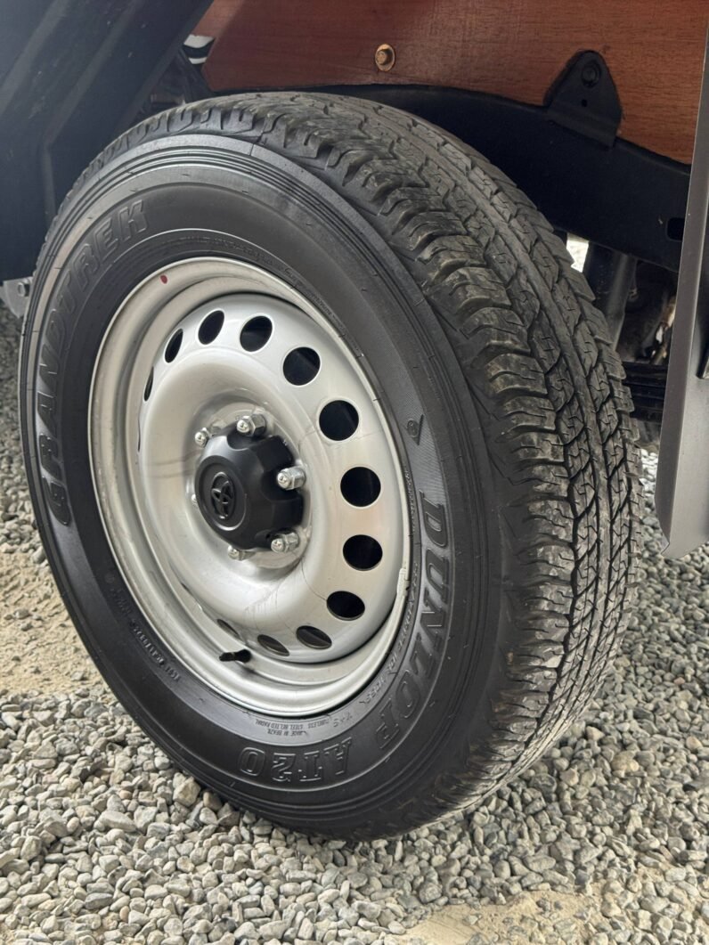 
								TOYOTA HILUX ESTACAS 2.4 MT 4X4 DIÉSEL full									