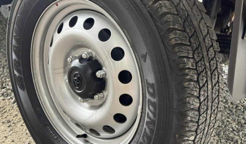 
								TOYOTA HILUX ESTACAS 2.4 MT 4X4 DIÉSEL full									