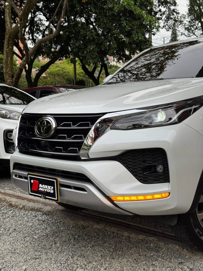 
								TOYOTA FORTUNER SRV 2.8 DIÉSEL 4X2 full									