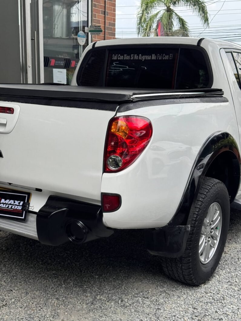 
								MITSUBISHI SPORTERO L200 MT 4X4 DIESEL full									