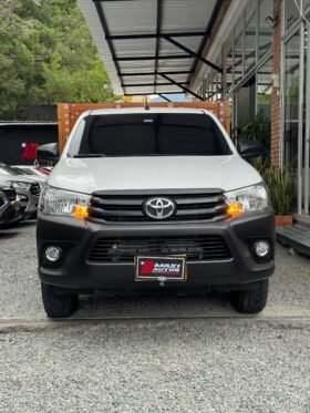 TOYOTA HILUX ESTACAS 2.4 MT 4X4 DIÉSEL