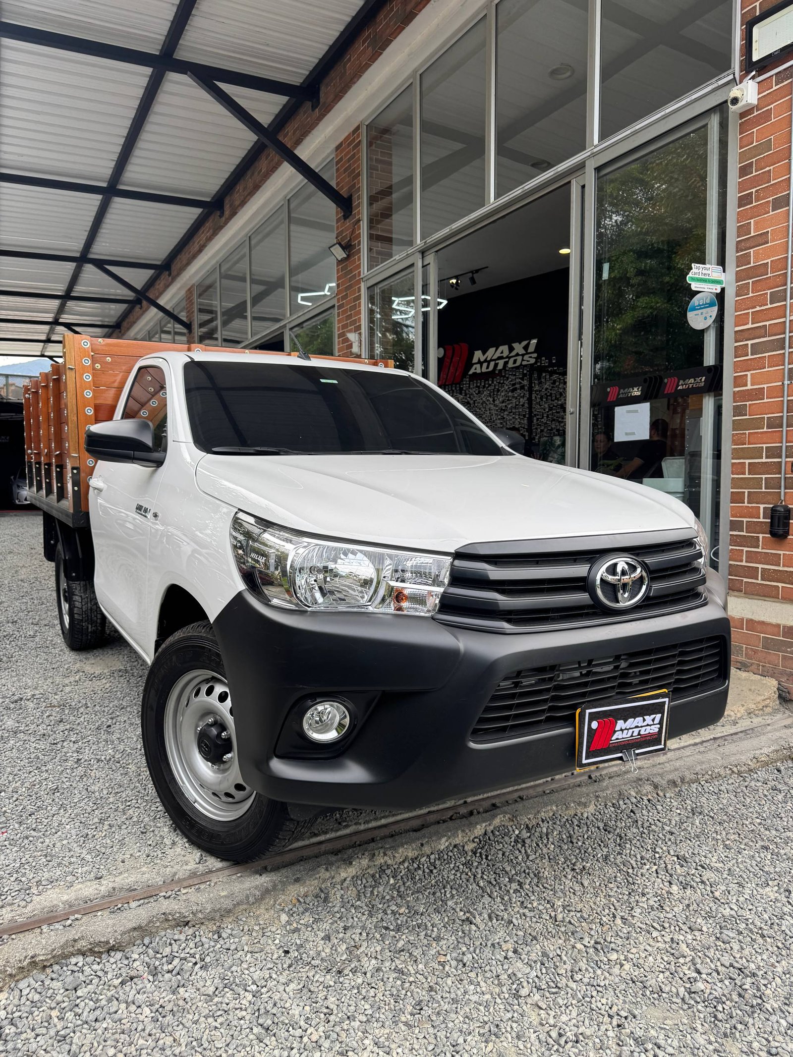 TOYOTA HILUX ESTACAS 2.4 MT 4X4 DIÉSEL