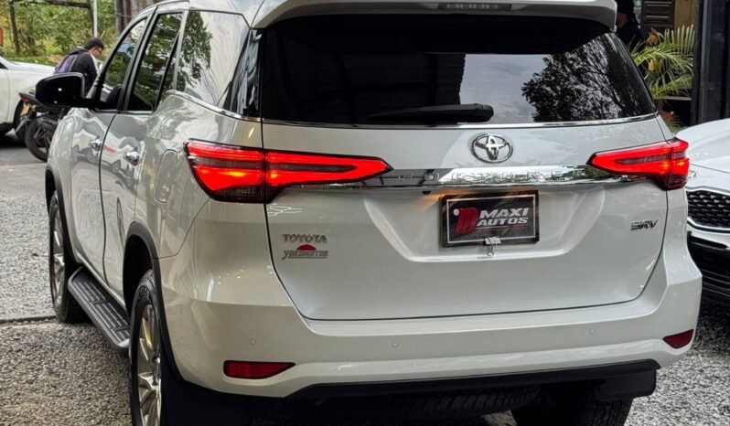 
								TOYOTA FORTUNER SRV 2.8 DIÉSEL 4X2 full									