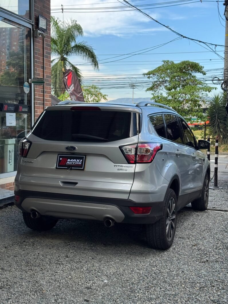 
								FORD ESCAPE TITANIUM AT 4X4 full									