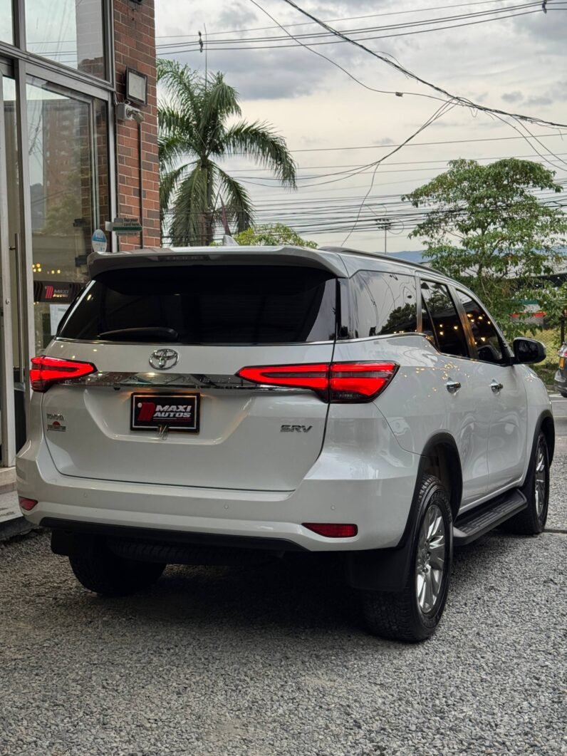 
								TOYOTA FORTUNER SRV 2.8 DIÉSEL 4X2 full									
