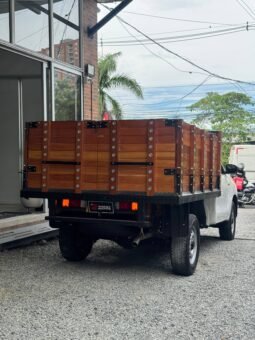 
										TOYOTA HILUX ESTACAS 2.4 MT 4X4 DIÉSEL full									