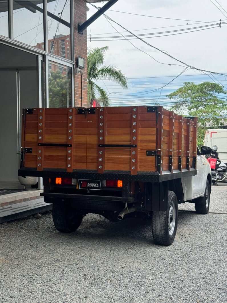
								TOYOTA HILUX ESTACAS 2.4 MT 4X4 DIÉSEL full									