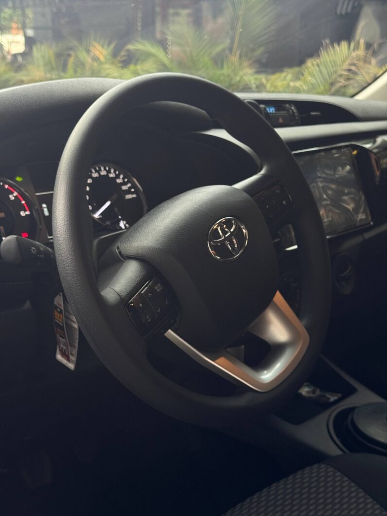 
								TOYOTA HILUX ESTACAS 2.4 MT 4X4 DIÉSEL full									