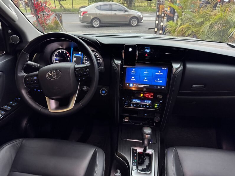 
								TOYOTA FORTUNER SRV 2.8 DIÉSEL 4X2 full									
