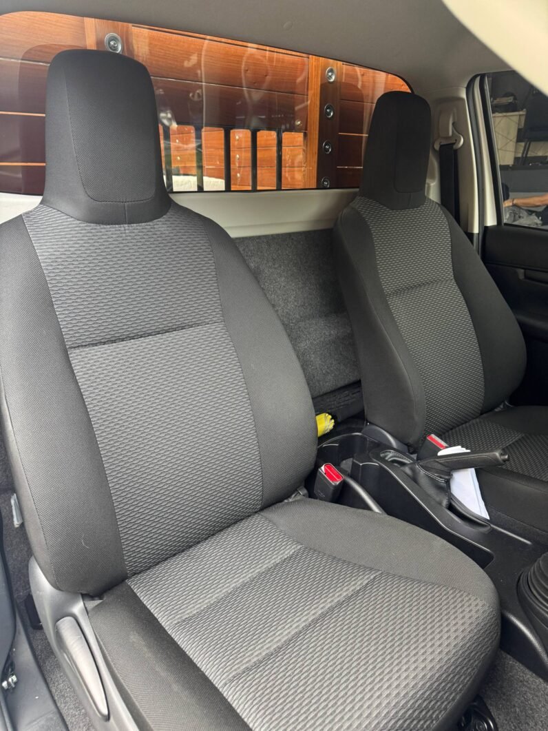 
								TOYOTA HILUX ESTACAS 2.4 MT 4X4 DIÉSEL full									