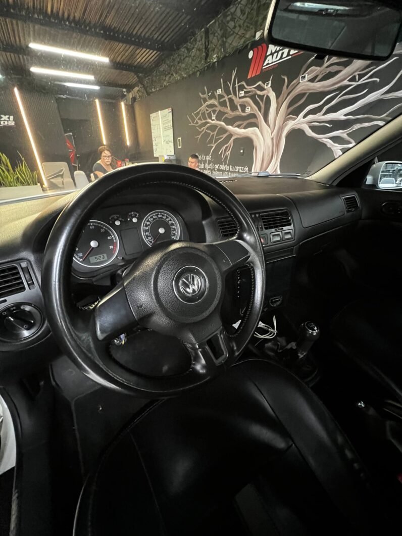 
								VOLKSWAGEN JETTA CLASSIC EUROPA MT 2.0 full									