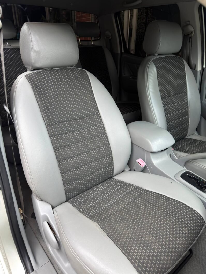 
								TOYOTA HILUX 3.0 AT DIESEL 4X4 full									