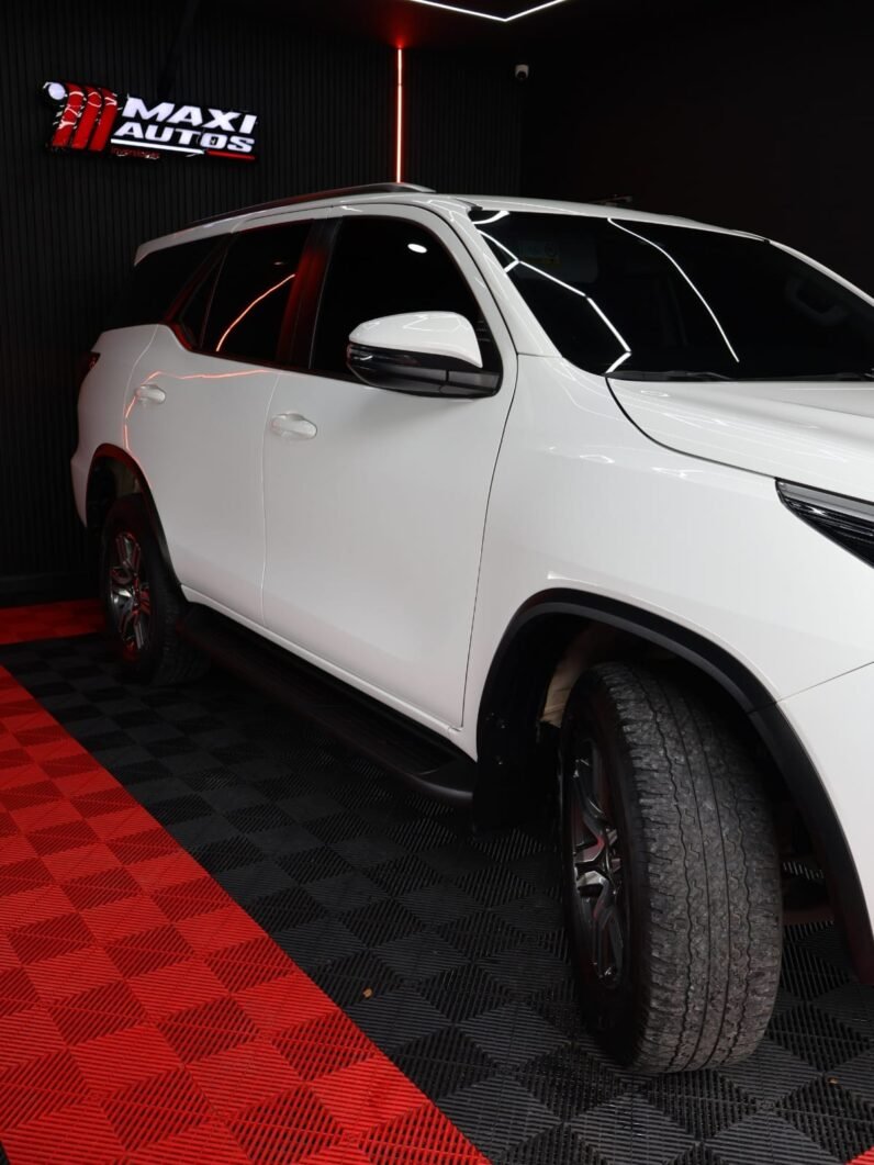 
								TOYOTA FORTUNER SR 2.4 AT DIESEL 4X2 full									