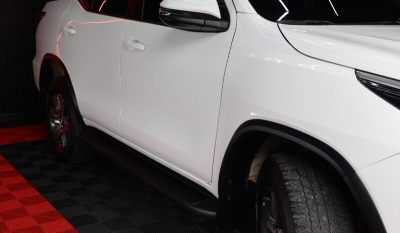 
								TOYOTA FORTUNER SR 2.4 AT DIESEL 4X2 full									