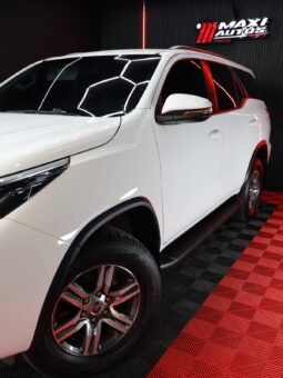 
										TOYOTA FORTUNER SR 2.4 AT DIESEL 4X2 full									