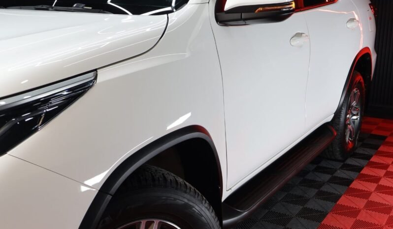 
								TOYOTA FORTUNER SR 2.4 AT DIESEL 4X2 full									