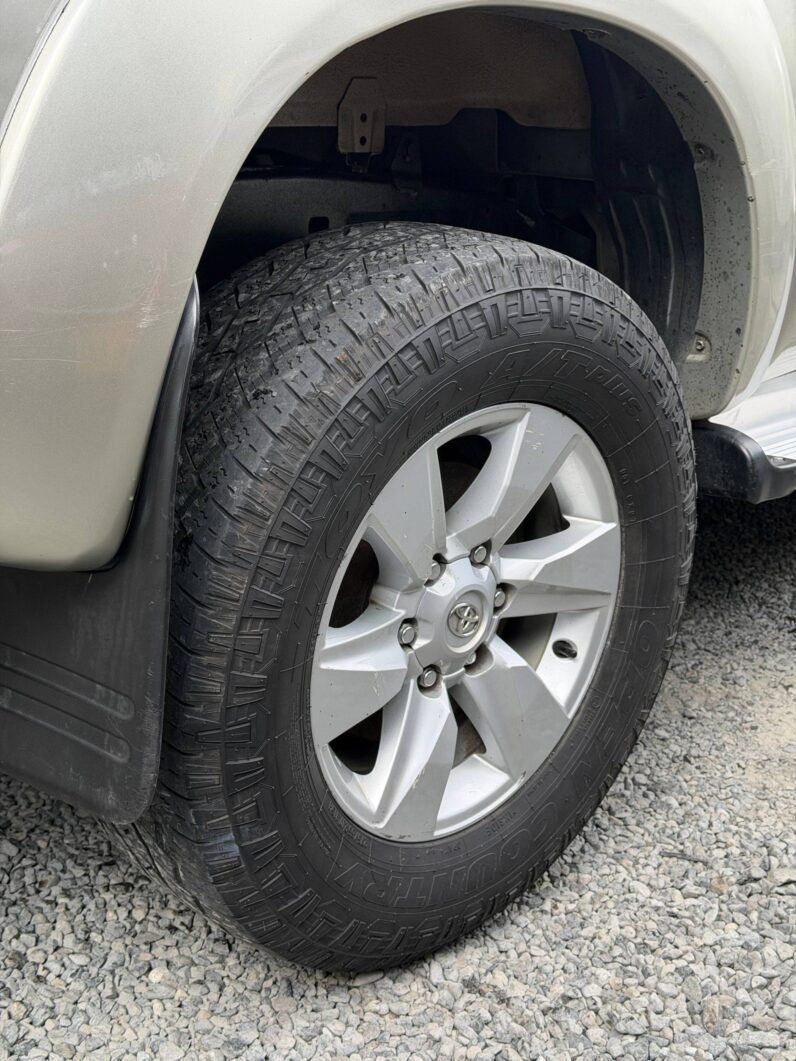 
								TOYOTA HILUX 3.0 AT DIESEL 4X4 full									