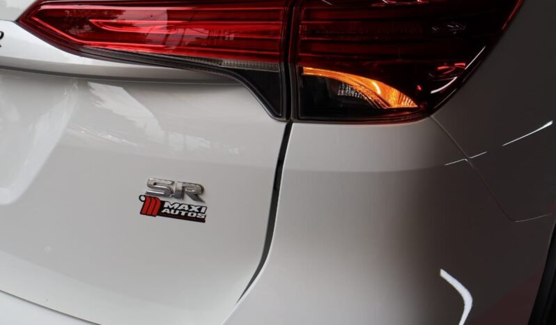 
								TOYOTA FORTUNER SR 2.4 AT DIESEL 4X2 full									