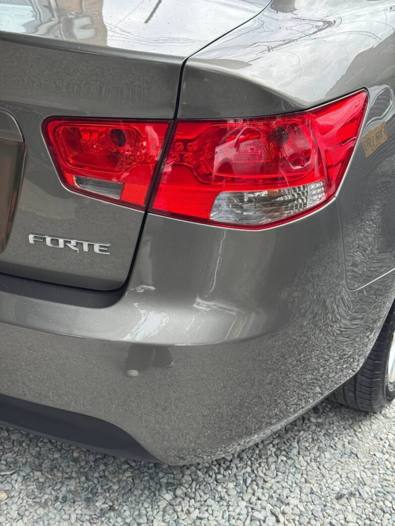 
								KIA CERATO FORTE 1.6L AT full									