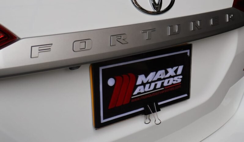 
								TOYOTA FORTUNER SR 2.4 AT DIESEL 4X2 full									
