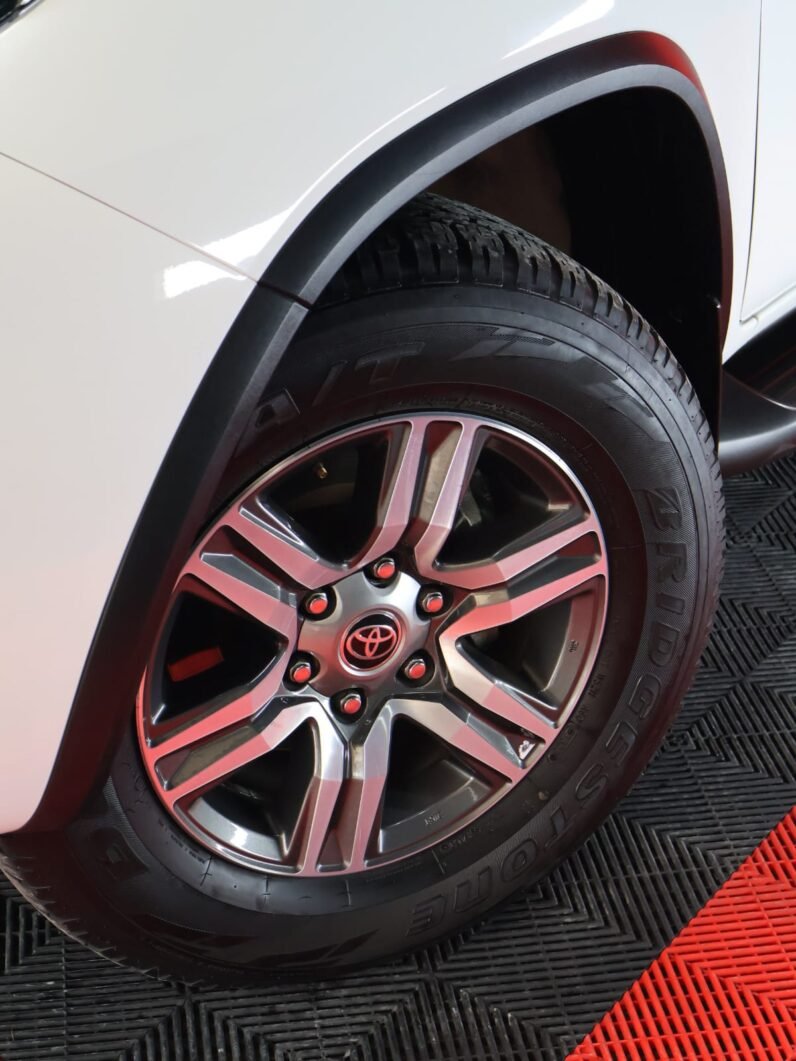 
								TOYOTA FORTUNER SR 2.4 AT DIESEL 4X2 full									