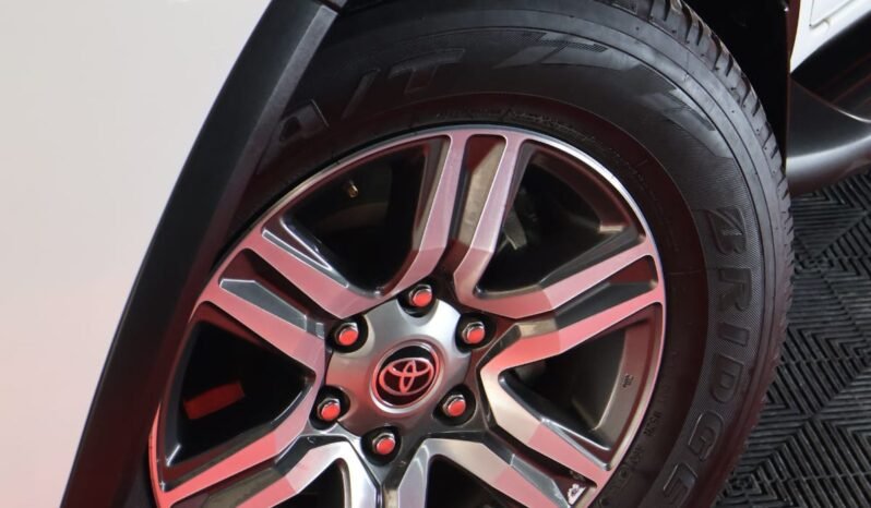 
								TOYOTA FORTUNER SR 2.4 AT DIESEL 4X2 full									