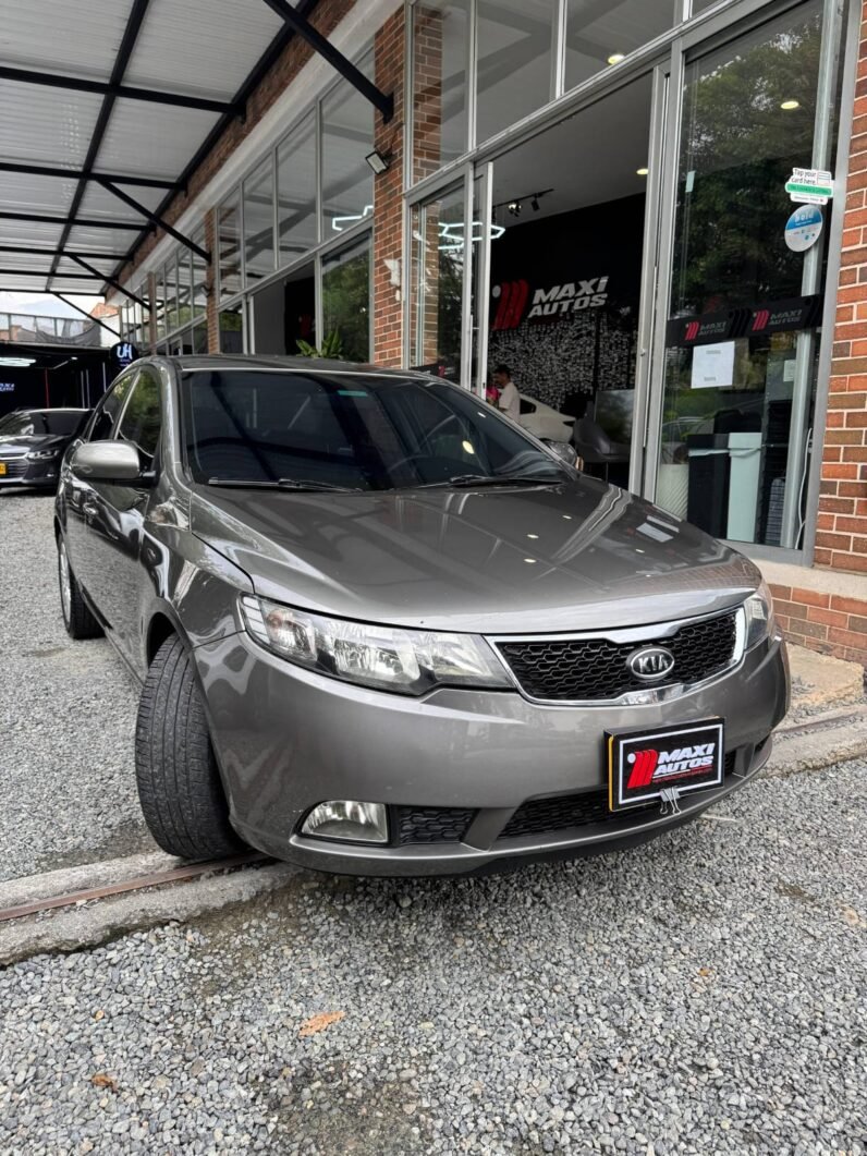 
								KIA CERATO FORTE 1.6L AT full									