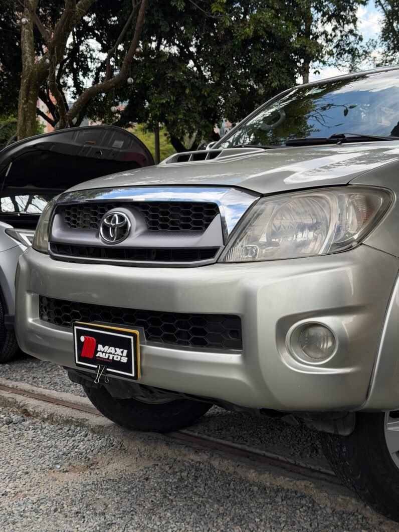 
								TOYOTA HILUX 3.0 AT DIESEL 4X4 full									