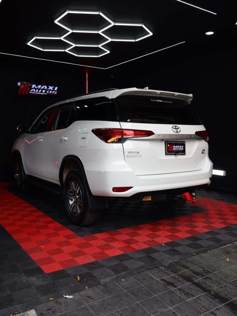 
								TOYOTA FORTUNER SR 2.4 AT DIESEL 4X2 full									