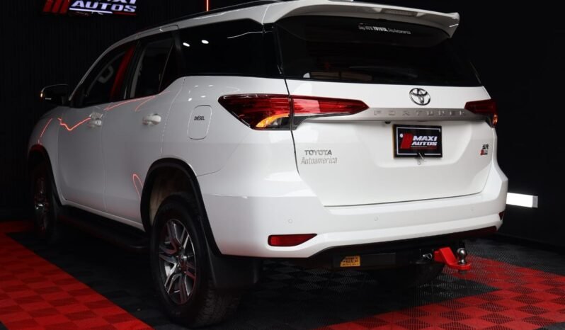 
								TOYOTA FORTUNER SR 2.4 AT DIESEL 4X2 full									