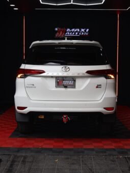 
										TOYOTA FORTUNER SR 2.4 AT DIESEL 4X2 full									