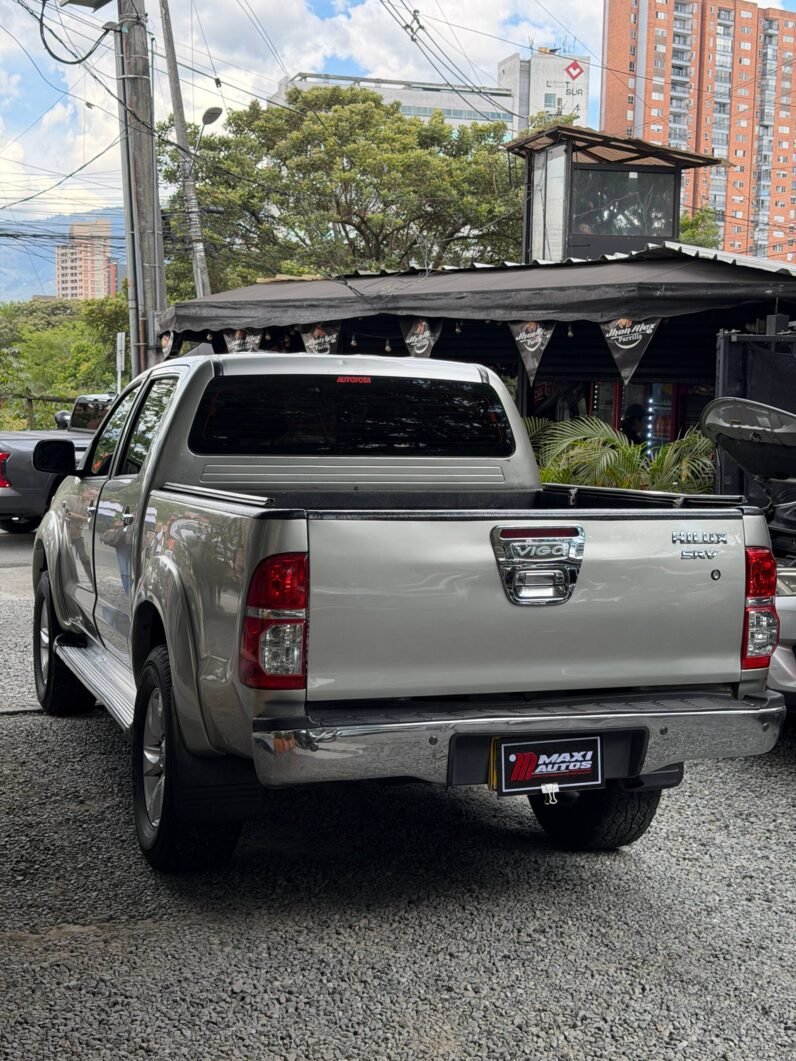 
								TOYOTA HILUX 3.0 AT DIESEL 4X4 full									