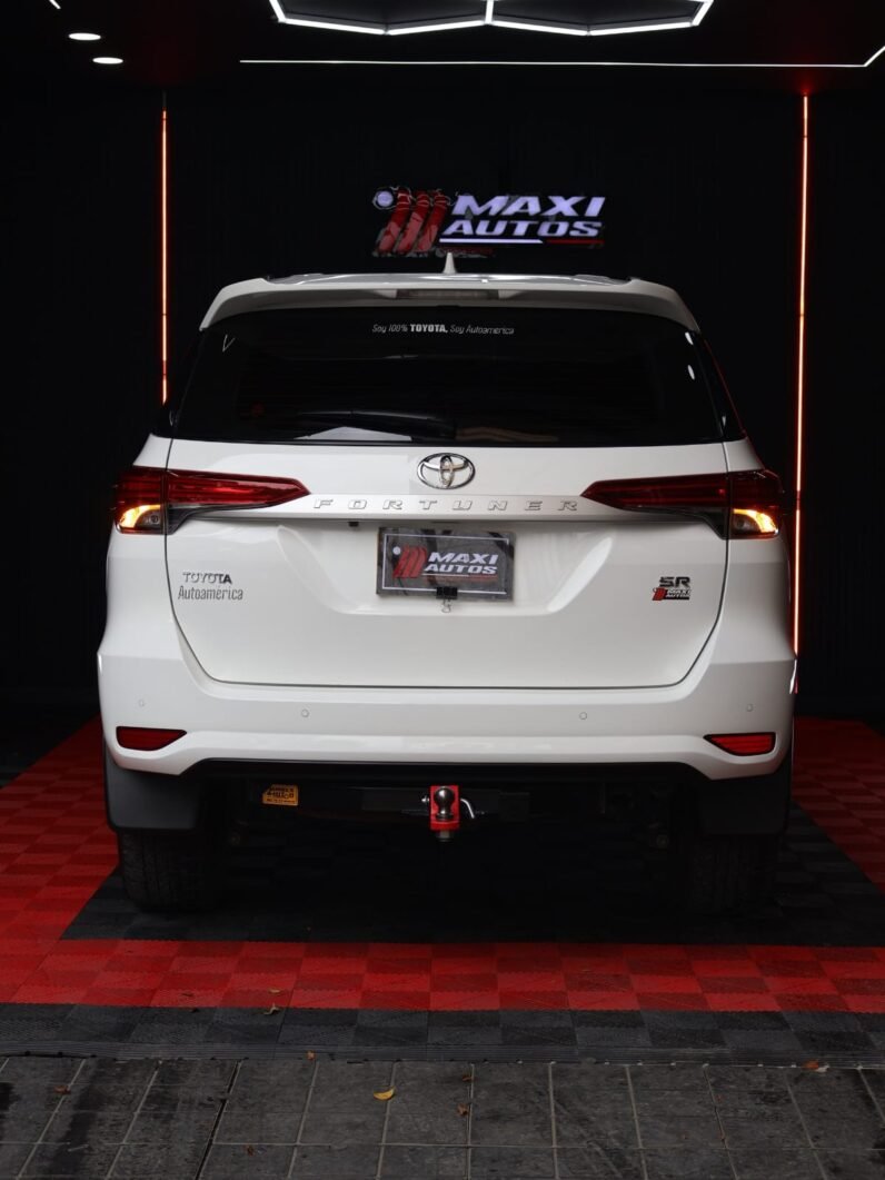 
								TOYOTA FORTUNER SR 2.4 AT DIESEL 4X2 full									