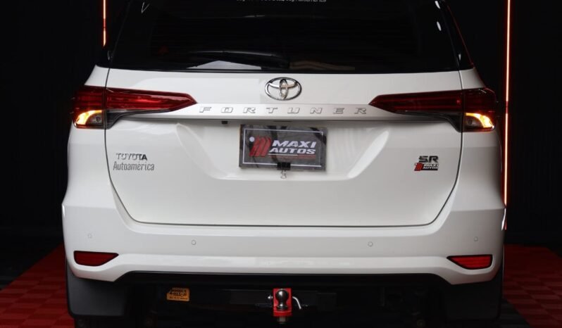 
								TOYOTA FORTUNER SR 2.4 AT DIESEL 4X2 full									