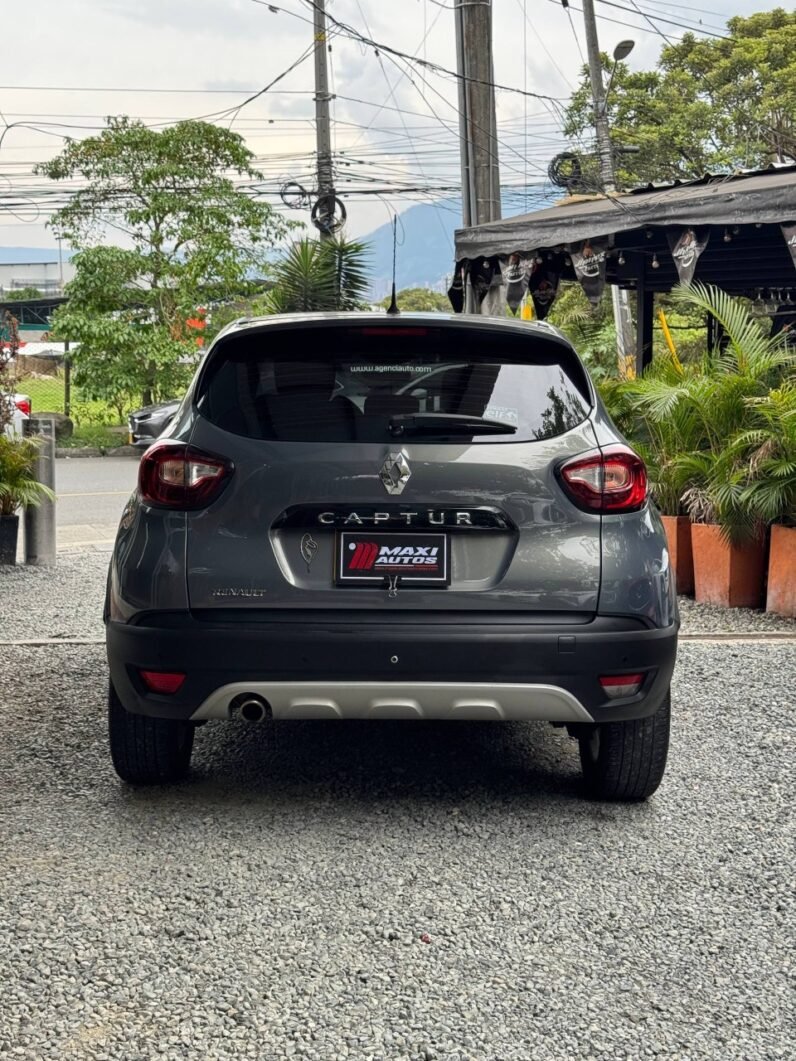
								RENAULT CAPTUR ZEN 2.0 MT 4×2 full									