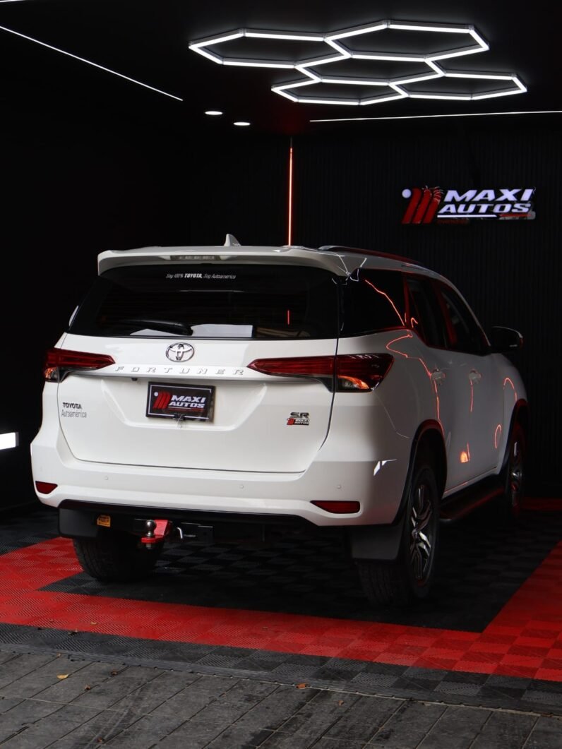 
								TOYOTA FORTUNER SR 2.4 AT DIESEL 4X2 full									