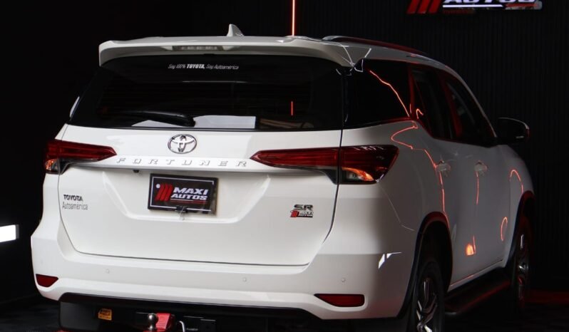 
								TOYOTA FORTUNER SR 2.4 AT DIESEL 4X2 full									