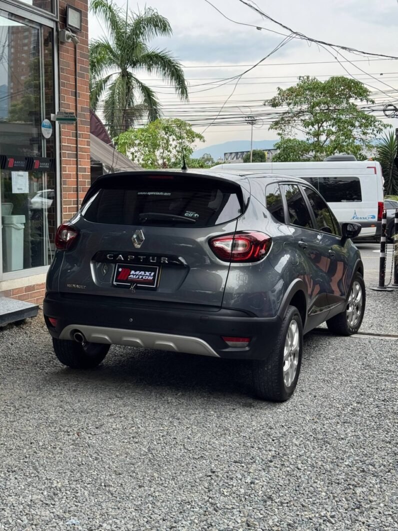 
								RENAULT CAPTUR ZEN 2.0 MT 4×2 full									
