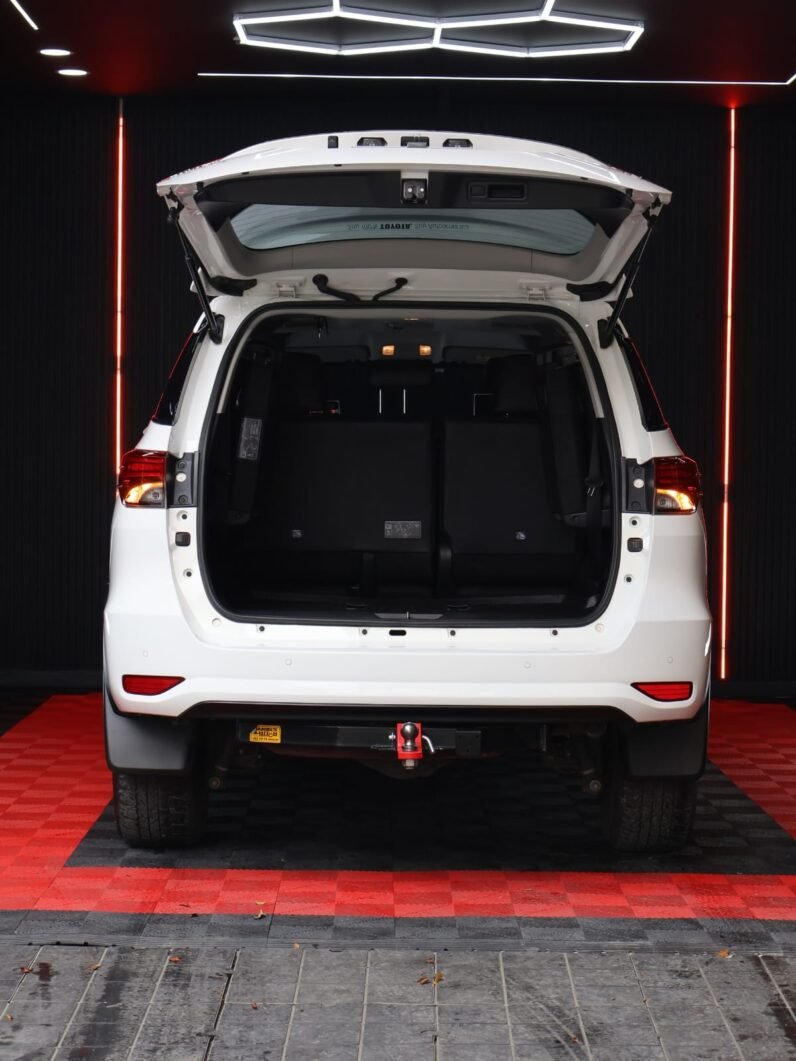 
								TOYOTA FORTUNER SR 2.4 AT DIESEL 4X2 full									