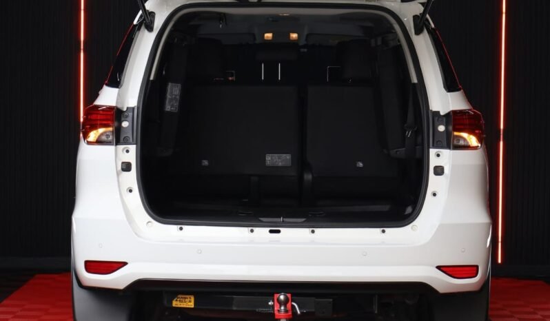 
								TOYOTA FORTUNER SR 2.4 AT DIESEL 4X2 full									