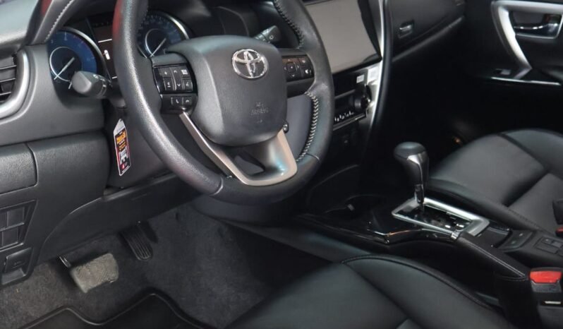 
								TOYOTA FORTUNER SR 2.4 AT DIESEL 4X2 full									