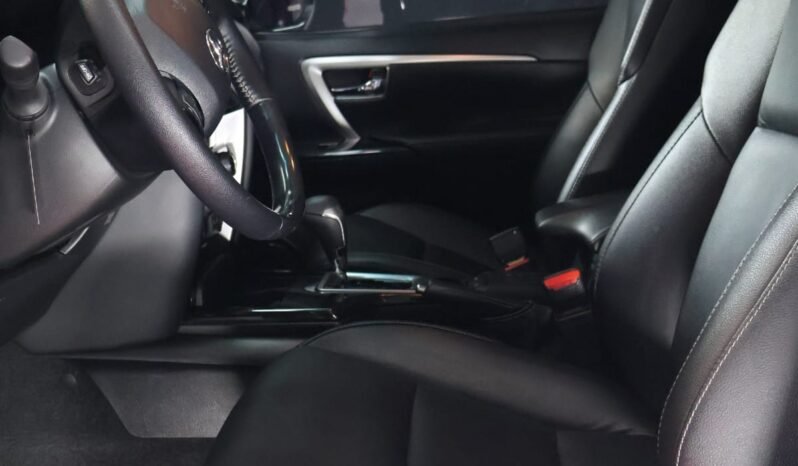 
								TOYOTA FORTUNER SR 2.4 AT DIESEL 4X2 full									